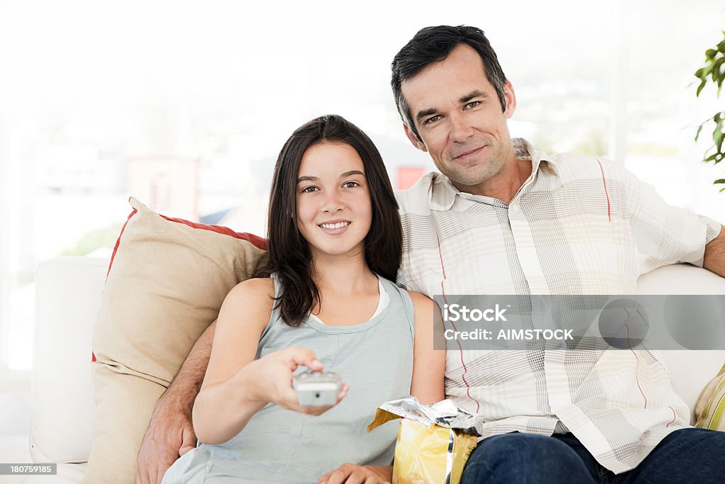 Guardare la tv con papà - Foto stock royalty-free di Adolescente