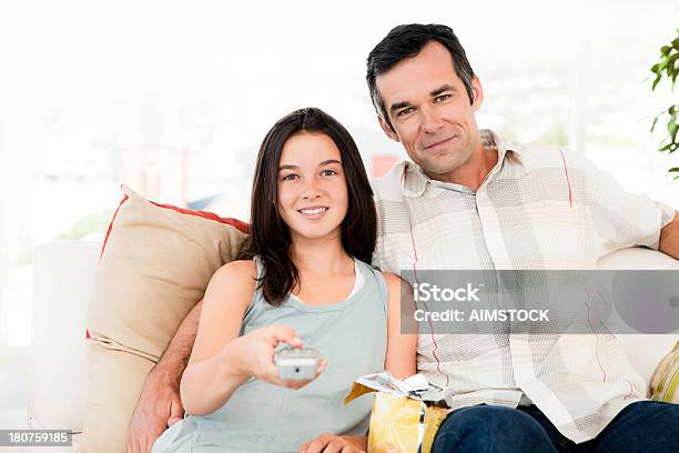 Guardare La Tv Con Papà - Fotografie stock e altre immagini di Adolescente - Adolescente, Adulto, Adulto in età matura