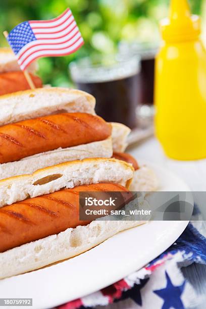 Photo libre de droit de Hot Dog Sur Une Table Extérieure De Lumières banque d'images et plus d'images libres de droit de 4 juillet - 4 juillet, Aliment, Aliments et boissons