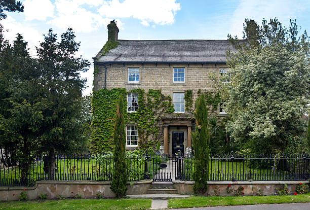 istock British country cottage 180759350
