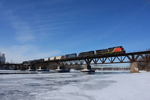 al otro lado del río mississippi - railroad crossing bridge river nautical vessel fotografías e imágenes de stock