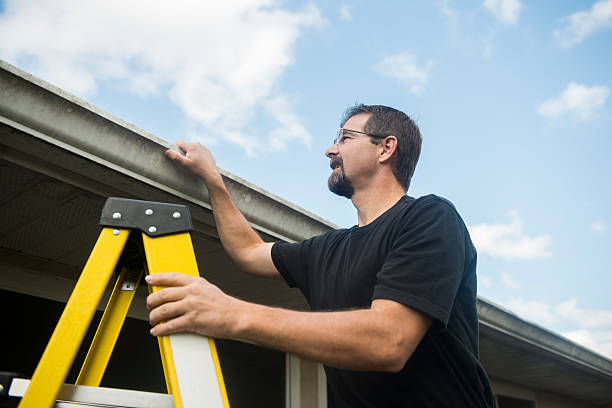 american mann inspects dach zustand des hauses für die versicherung - men on roof stock-fotos und bilder