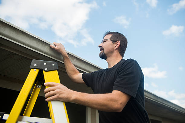 американский человек, проверка состояния на крыше �дом страхование - men on roof стоковые фото и изображения