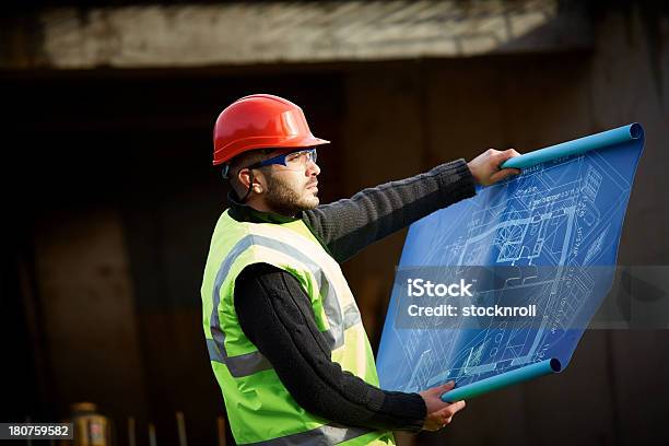 Photo libre de droit de Travailleur De La Construction Contrôle Un Bâtiment Site banque d'images et plus d'images libres de droit de 20-24 ans