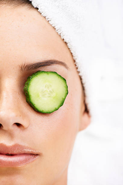 poświęcenie czasu na odśwież - cucumber human eye spa treatment health spa zdjęcia i obrazy z banku zdjęć