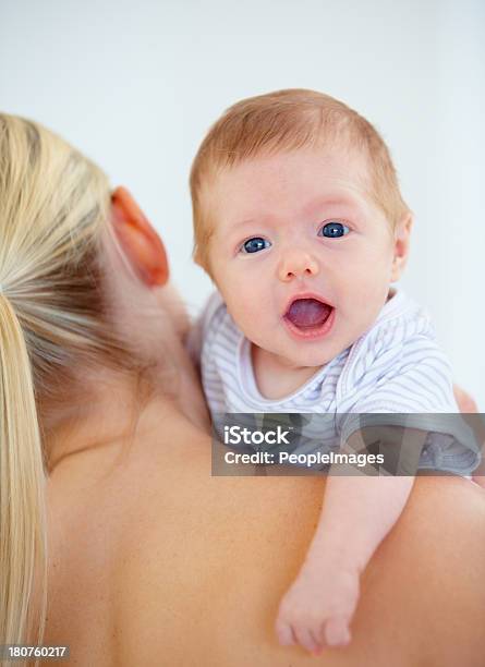 Un Bebé Feliz Foto de stock y más banco de imágenes de Abrazar - Abrazar, Acostado, Adulto