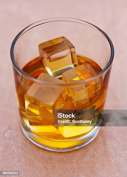 Bourbon Na Skałachkamień Tło - zdjęcia stockowe i więcej obrazów Alkohol - napój - Alkohol - napój, Alkohol wysokoprocentowy, Bez ludzi