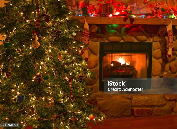 Árvore De Natal - Fotografias de stock e mais imagens de Natal - Natal, Lareira, Centro de Mesa