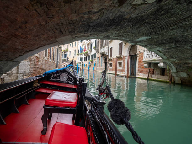 canal del río del palazzo visto desde góndola, venecia, italia - north eastern italy fotografías e imágenes de stock