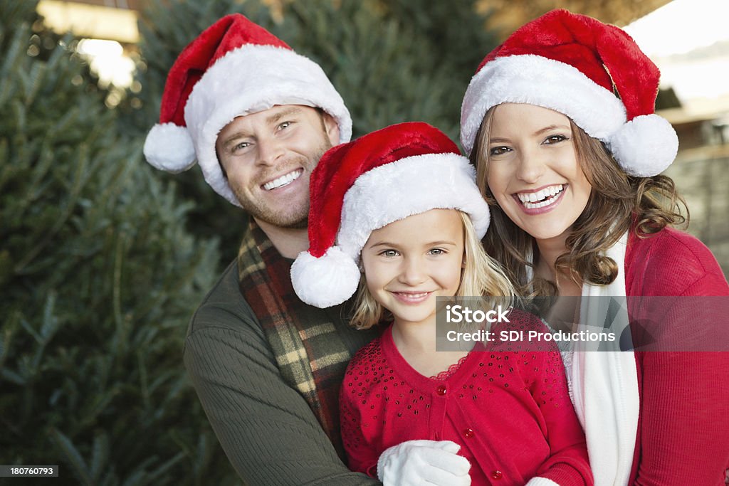 FAMIGLIA FELICE a Natale albero farm insieme - Foto stock royalty-free di Cappello da Babbo Natale