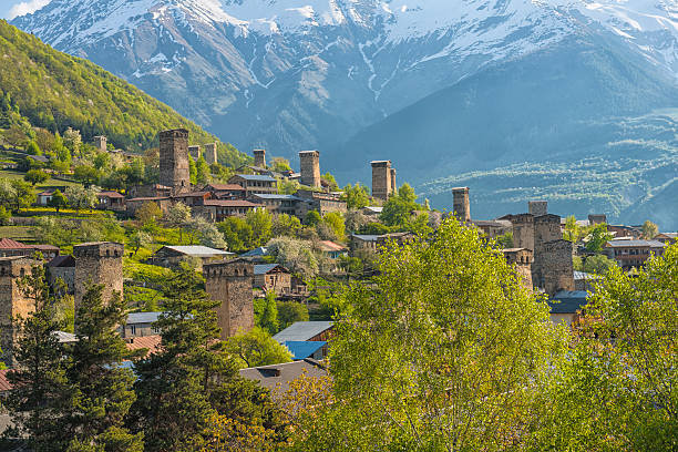 tours défensives à mestia dans samegrelo-zemo svaneti région - caucasus mountains photos et images de collection