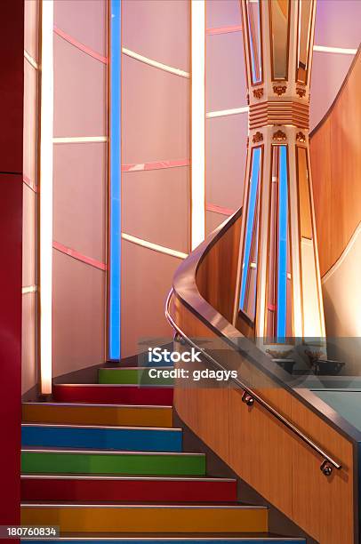 Красочные Лестница — стоковые фотографии и другие картинки Креативность - Креативность, Лестница, В помещении