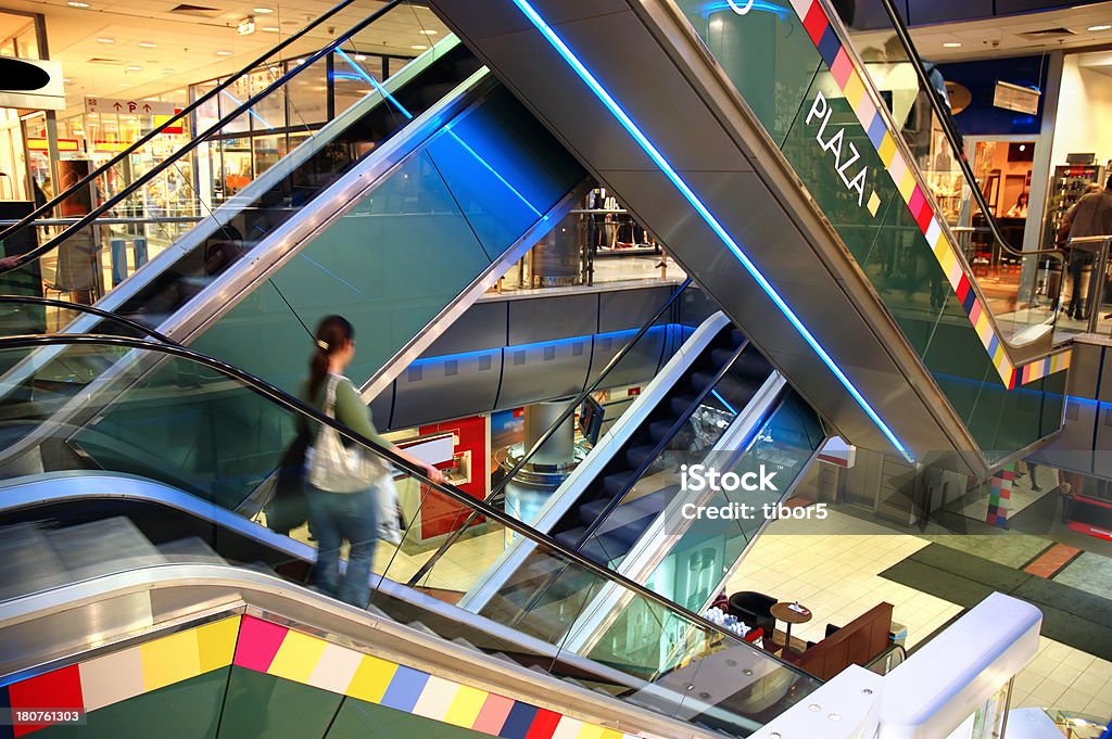 Centrum handlowe's schodów ruchomych - Zbiór zdjęć royalty-free (Biznes)
