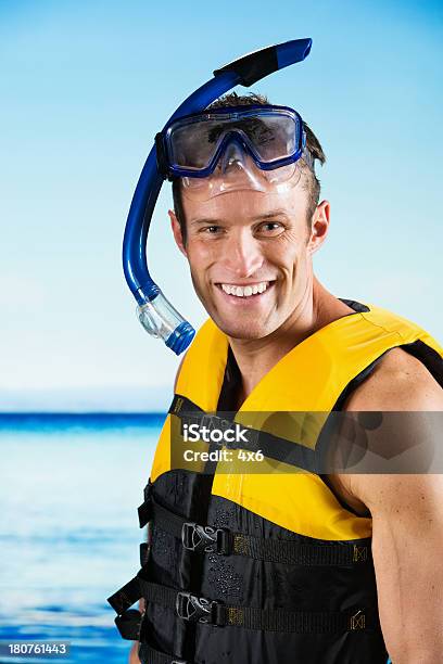 Lächelnd Mann In Schnorchelausrüstung Stockfoto und mehr Bilder von Abenteuer - Abenteuer, Blick in die Kamera, Ein Mann allein