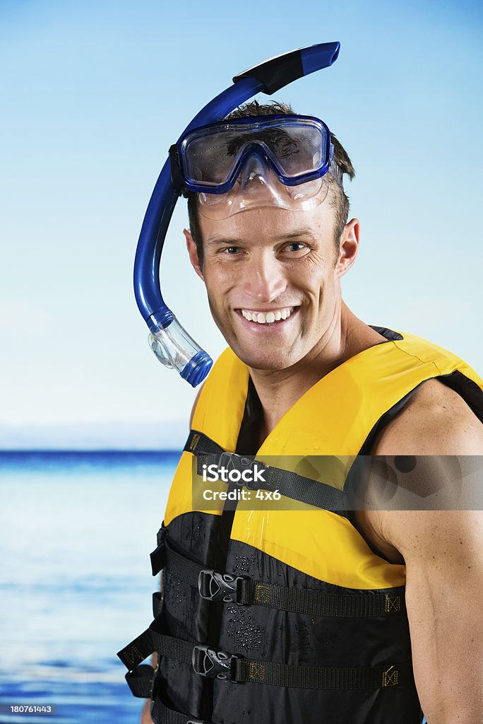 Sonriente hombre en equipos para practicar esnórquel - Foto de stock de 20 a 29 años libre de derechos