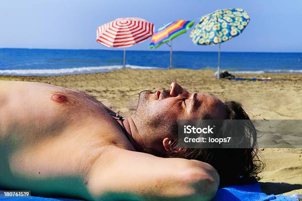 Hombre Y La Playa Foto de stock y más banco de imágenes de Adulto - Adulto, Adulto joven, Agua