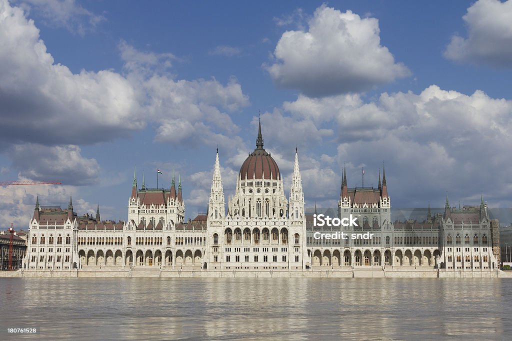 Palazzo del Parlamento ungherese - Foto stock royalty-free di Acqua fluente
