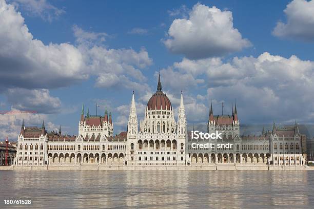 Palazzo Del Parlamento Ungherese - Fotografie stock e altre immagini di Acqua fluente - Acqua fluente, Ambientazione esterna, Architettura