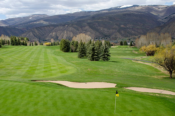 поле для гольфа в бивер-крик в спринг - golf course usa scenics sports flag стоковые фото и изображения