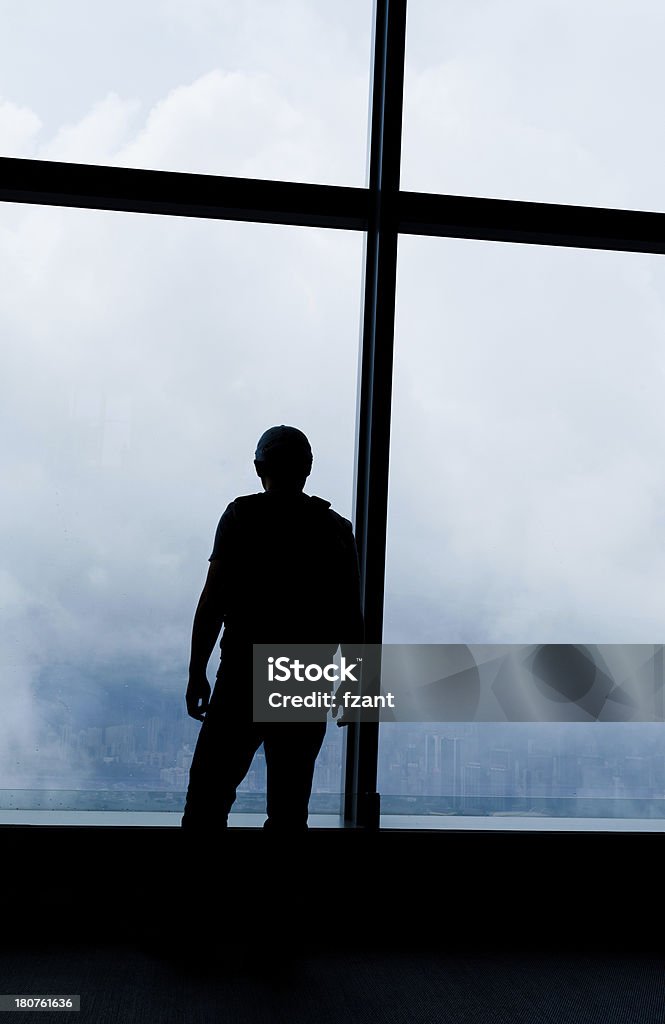 silhouette di un uomo alla finestra - Foto stock royalty-free di Aperto