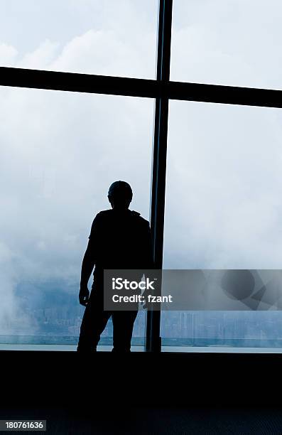 Silhouette Di Un Uomo Alla Finestra - Fotografie stock e altre immagini di Aperto - Aperto, Aprire, Arieggiare una stanza