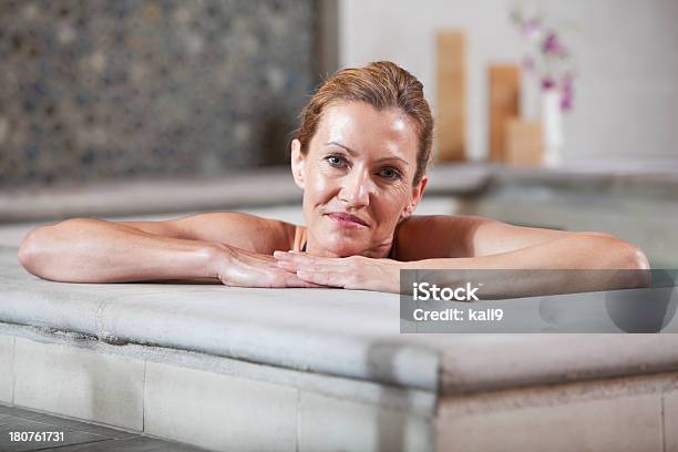 Mujer Madura En El Jacuzzi Foto de stock y más banco de imágenes de 40-49 años - 40-49 años, 45-49 años, Adulto