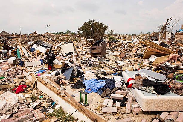 tornado destruição - tornado ruined oklahoma environmental damage imagens e fotografias de stock