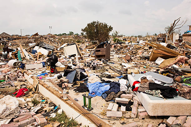 торнадо уничтожения - environmental damage tornado oklahoma storm стоковые фото и изображения