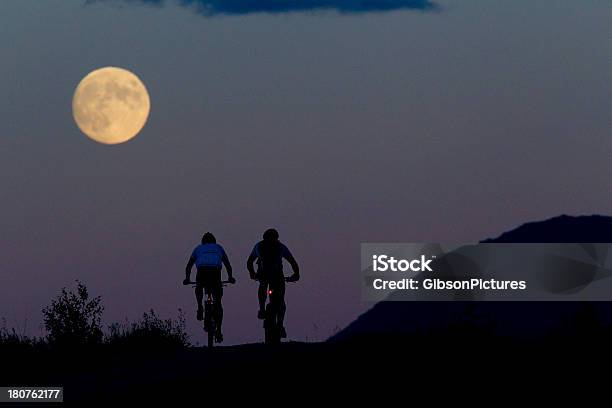 Foto de Mountain Bike Da Lua Cheia e mais fotos de stock de Bicicleta - Bicicleta, Ciclismo, Lua