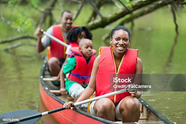 카누 여행 가족에 대한 스톡 사진 및 기타 이미지 - 가족, 구명 조끼, 귀여운