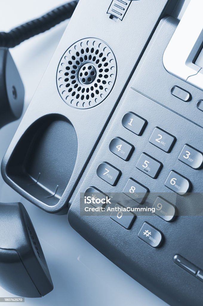 Negocios teléfono con receptor off the hook - Foto de stock de Aparato de telecomunicación libre de derechos