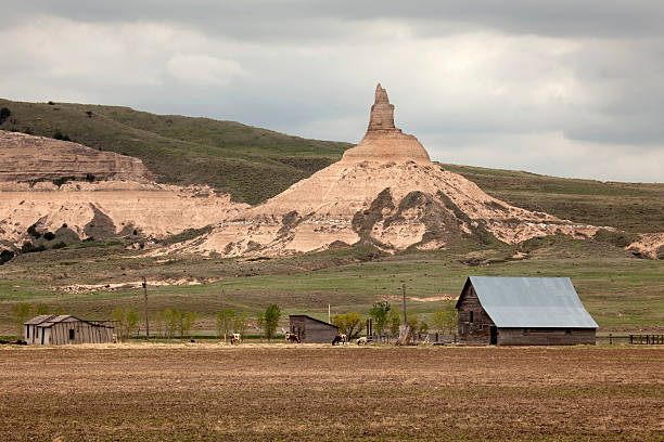 ферма и скалы дымовой трубы национальный памятник небраска - nebraska chimney rock the oregon trail great plains стоковые фото и изображения