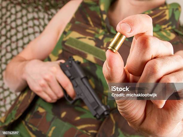 Soldato Tiene Una Pistola E Guscio Vuoto - Fotografie stock e altre immagini di Abbigliamento mimetico - Abbigliamento mimetico, Aggressione, Arma da fuoco