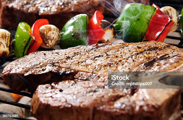 Foto de Chuleta Grelhada e mais fotos de stock de Almoço - Almoço, Assado, Bife