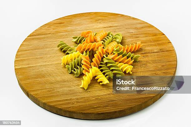 Pasta Colorata Sul Tagliere Di Legno - Fotografie stock e altre immagini di Alimentazione sana - Alimentazione sana, Ambientazione interna, Arancione