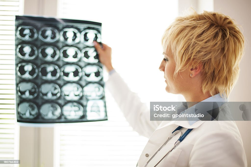Specialista controllo cervello risultati della tomografia computerizzata - Foto stock royalty-free di Adulto