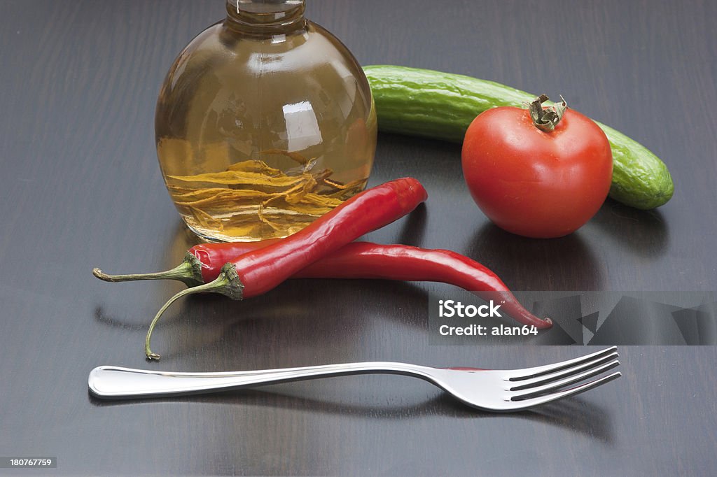 Verduras y utensilios de cocina - Foto de stock de Alimento libre de derechos