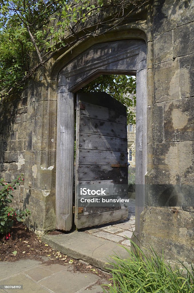 Antiga porta de madeira maciça - Foto de stock de Acessibilidade royalty-free