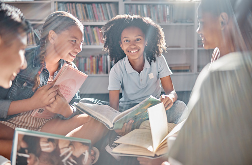 Libros, narración de cuentos o estudiantes entusiasmados leyendo en la biblioteca para el desarrollo del aprendizaje o el crecimiento del grupo de jóvenes. Sonríe, retrata o niños felices con historias divertidas para niños para la educación en el au photo