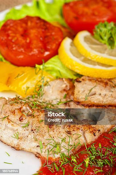 Filetto Di Pesce Gustoso Posizione Pike - Fotografie stock e altre immagini di Alimentazione sana - Alimentazione sana, Alla griglia, Antipasto