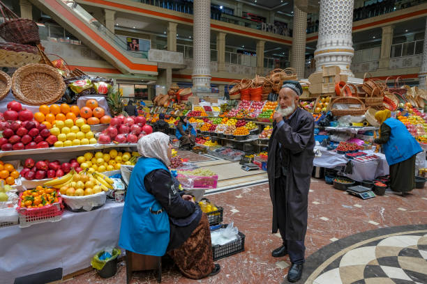 Mercado de Mehrgon en Dusambé, Tayikistán - foto de stock