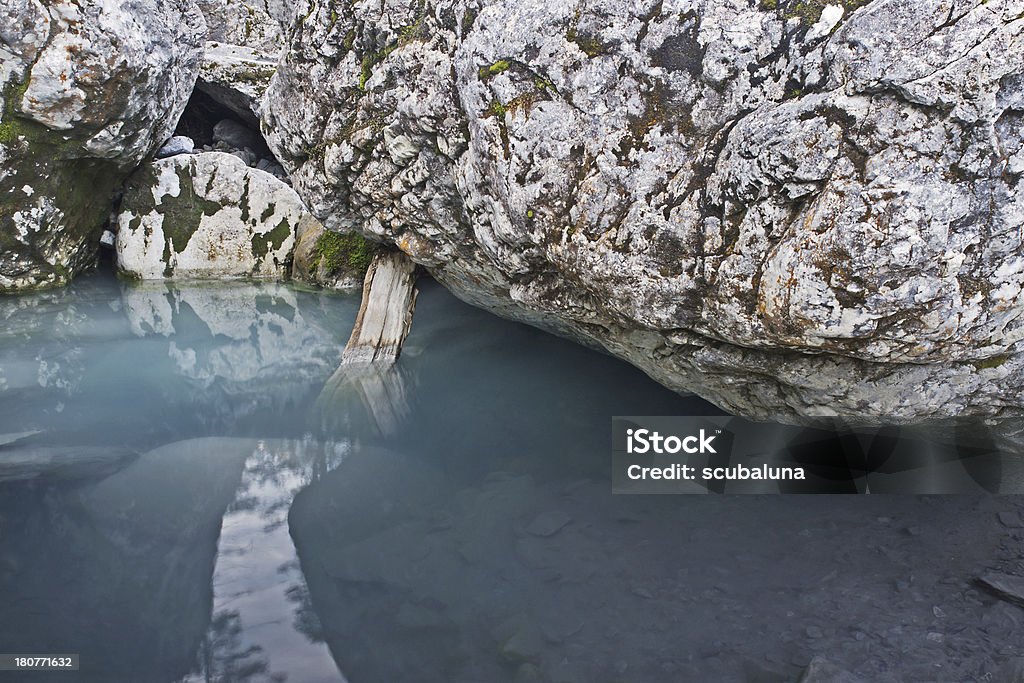 Стоячая вода и камней - Стоковые фото Август роялти-фри