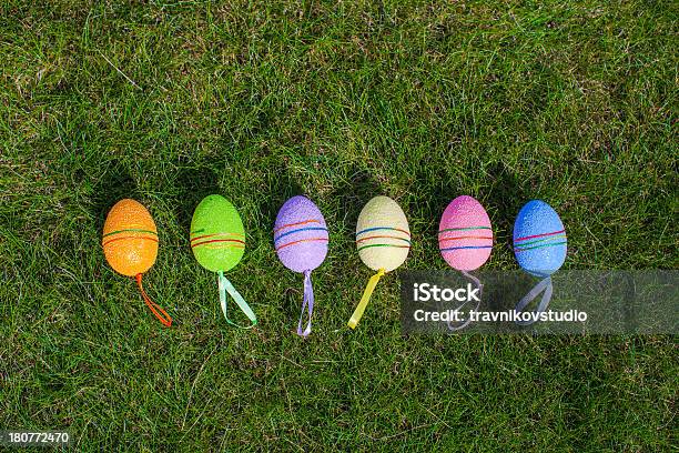 Kolorowy Wielkanoc Jaja Na Zielonej Trawie - zdjęcia stockowe i więcej obrazów Bez ludzi - Bez ludzi, Czerwony, Fajny