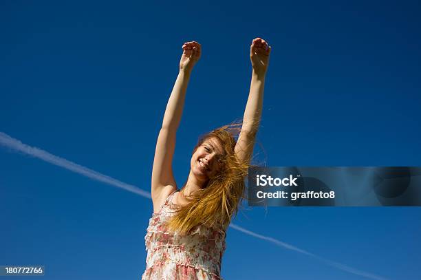 Mujer Con Pelo Que Fluye Foto de stock y más banco de imágenes de Adulto - Adulto, Adulto joven, Aire libre