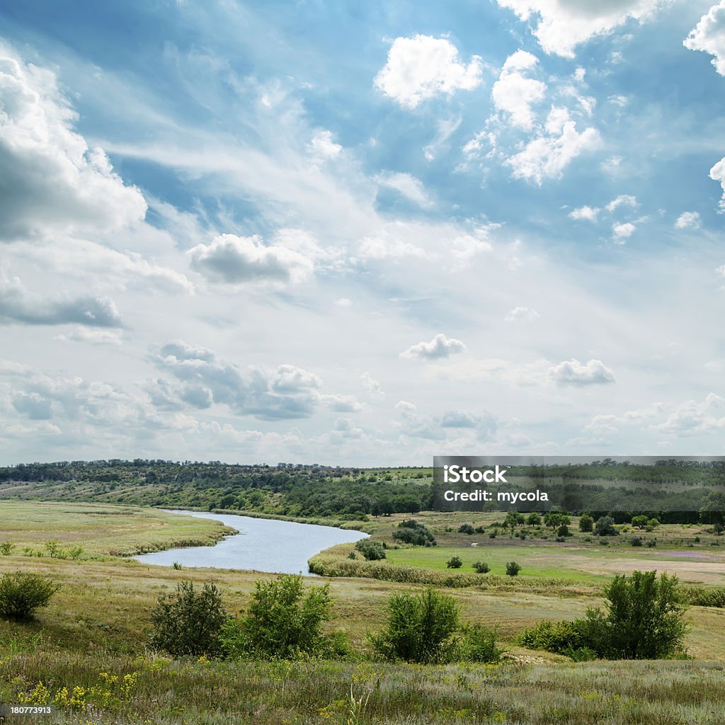 Paesaggio verde e cielo nuvoloso con fiume - Foto stock royalty-free di Acqua