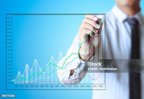 Foto de Desenhar Um Gráfico e mais fotos de stock de Adulto - Adulto, Apontar - Sinal Manual, Aprimoramento