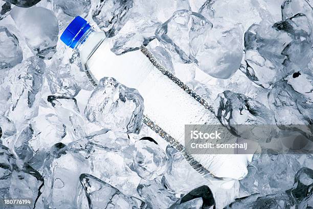 Бутылка Воды И Кубик Льда — стоковые фотографии и другие картинки Бутылка воды - Бутылка воды, Лёд, Без людей