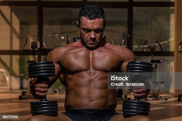 雄 Bodybuilder 休憩しエクササイズの後の重い体重 - 1人のストックフォトや画像を多数ご用意 - 1人, アクティブライフスタイル, インストラクター