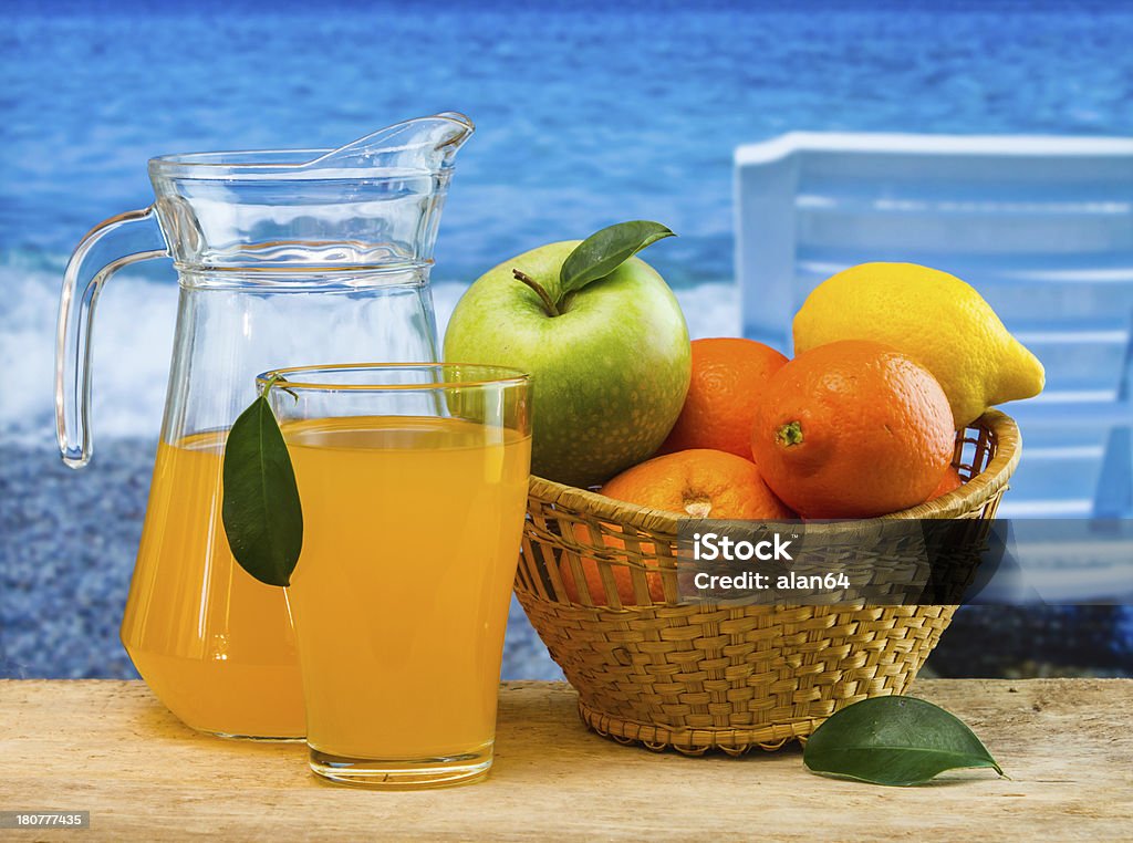 Succo d'arancia in un bicchiere - Foto stock royalty-free di Agrume