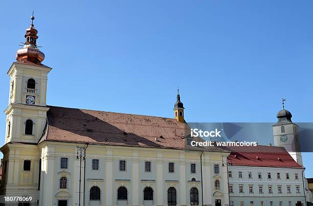 Holy Trinity Iglesia Católica De Sibiu Torre Foto de stock y más banco de imágenes de Antiguo - Antiguo, Arquitectura, Característica arquitectónica